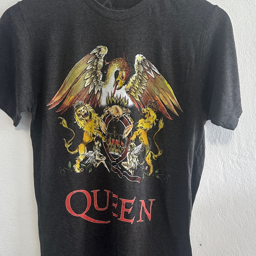 Queen Black Tee with Bold Graphic - Picture 2 of 4